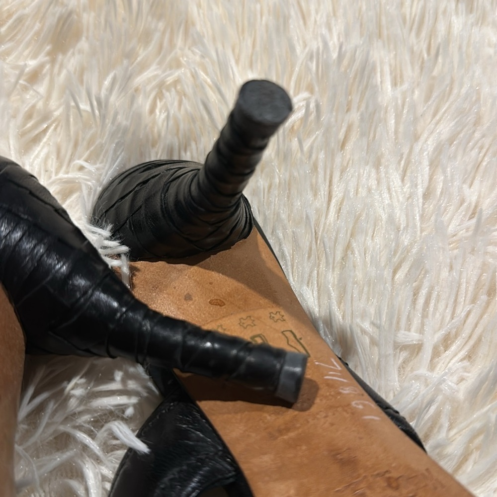 YSL BLACK LEATHER SANDALS- MAKE AN OFFER 🖤 - Picture 8 of 11